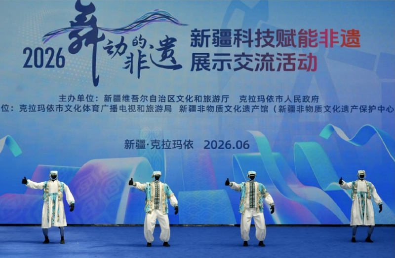 机器人在开幕式上表演舞蹈。 克拉玛依融媒体记者 崔文娟 摄