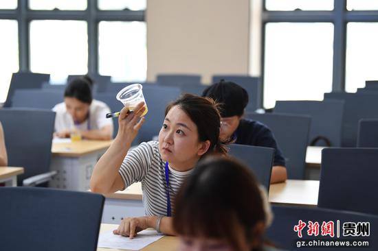 6月22日，在贵阳贵安2026年职业技能大赛暨贵阳市第五届“筑城工匠杯”职工技能竞赛新式茶调饮制作赛项中，参赛选手正现场进行饮品品鉴。