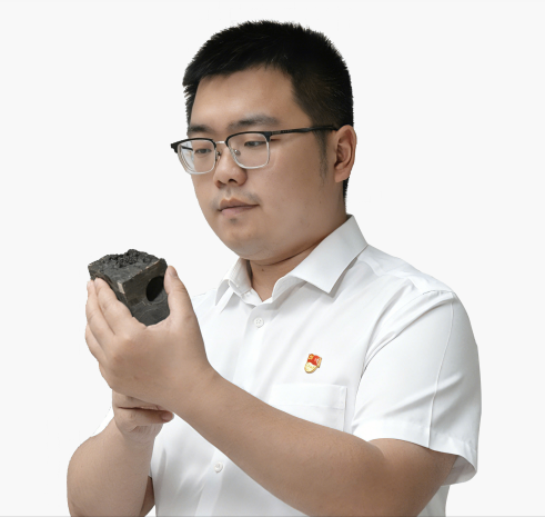 工作中的韩杨。（图片由勘探开发研究院提供）