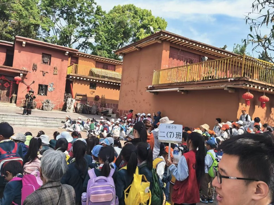 张艳在研学活动给学生讲解。