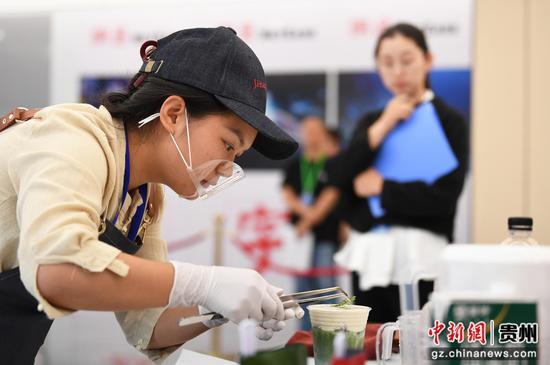 6月22日，参赛选手正在贵阳贵安2026年职业技能大赛暨贵阳市第五届“筑城工匠杯”职工技能竞赛现场进行指定饮品制作。