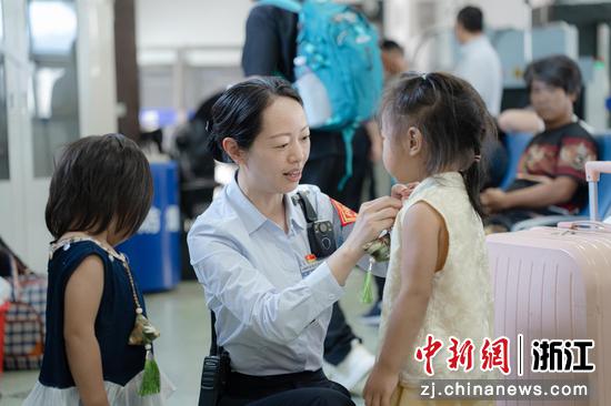王燕帮小朋友整理衣服。金温铁道公司 供图