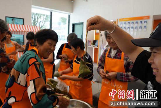 近日，温州银行网点开展端午节包粽子活动。黄艳丹&nbsp;供图
