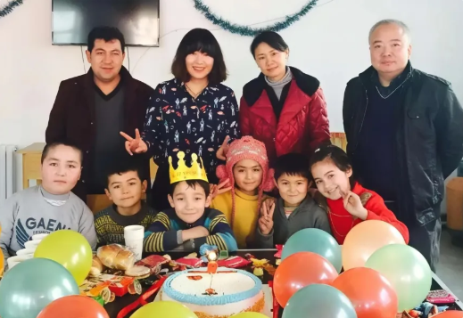 他们三个怯生生站在门口，眼里却盛满了期待……