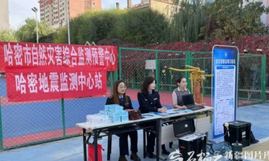 哈密市自然灾害综合监测预警中心扩展宣传渠道，夯实基层防灾减灾基础。图片由哈密市应急管理局提供。