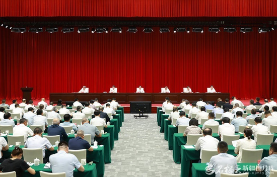 6月23日，自治区服务业大会召开，自治区党委书记陈小江出席会议并讲话。天山网-新疆日报记者 崔志坚摄e