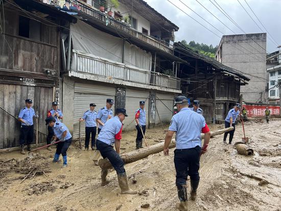 公安民警清除街道杂物。张桓 摄