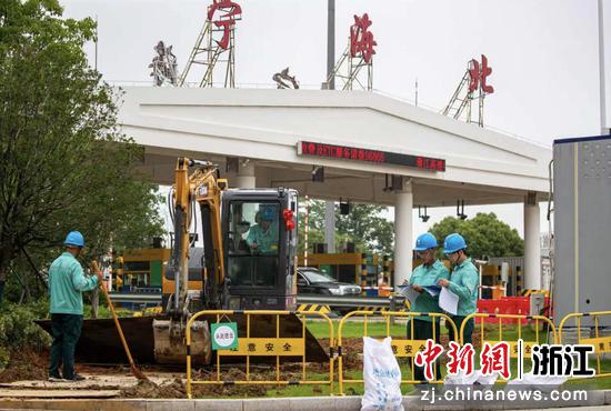 在宁波宁海,电动重卡超充站建设现场。宁波电网 供图 在宁波宁海,电动重卡超充站建设现场。宁波电网 供图
