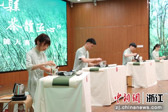 庆元县举行“寻根荒野·茶韵匠心”实训营技能大赛,助力培养一批新茶艺师,带动茶农致富。庆元县委宣传部供图 庆元县举行“寻根荒野·茶韵匠心”实训营技能大赛,助力培养一批新茶艺师,带动茶农致富。庆元县委宣传部供图
