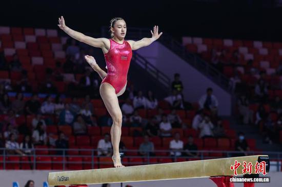 6月25日，乌兹别克斯坦选手TURSUNBOEVA Solikha在平衡木项目比赛中。 中新社记者 瞿宏伦 摄