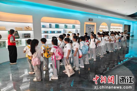 庆元县食用菌产业链共富技能团以“研学+”赋能产业发展。庆元县委宣传部供图 庆元县食用菌产业链共富技能团以“研学+”赋能产业发展。庆元县委宣传部供图