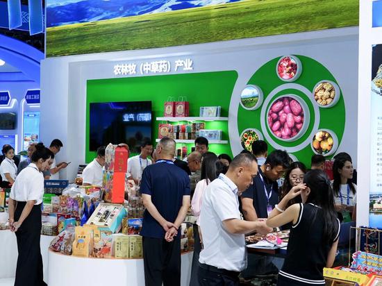和田政府形象馆客流不断。阿的拉 摄