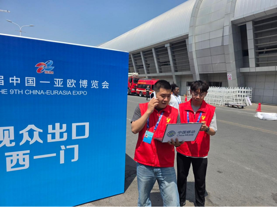 保障人员在新疆国际会展中心场外进行网络测试。