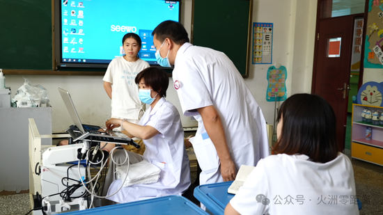 护人员使用超声设备，为学生做专业健康筛查。吾斯曼·阿不都 摄