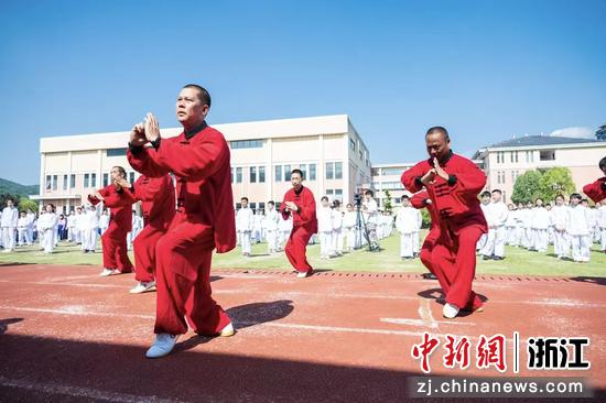 “新武德”调委会成员开展“天罡拳”非遗进校园活动。更楼街道微融媒体中心供图