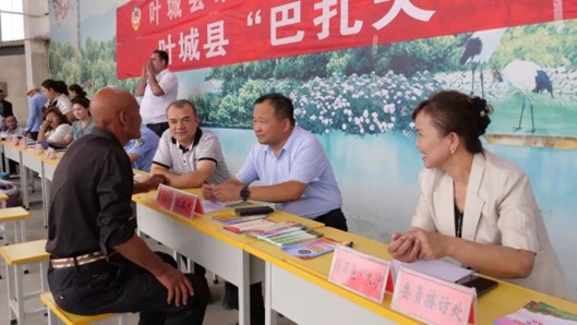 政协领导现场接待群众咨询。俞龙瑞 摄