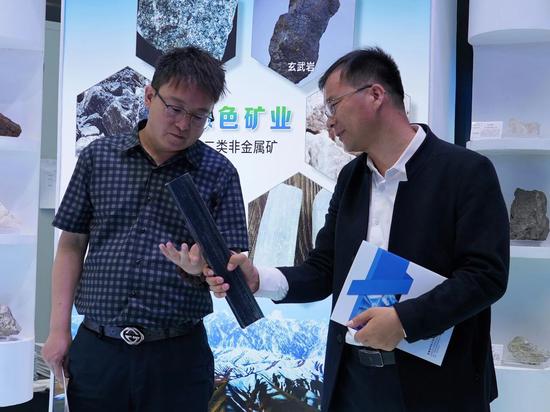 客商参观和田绿色矿业产品。阿的拉 摄f