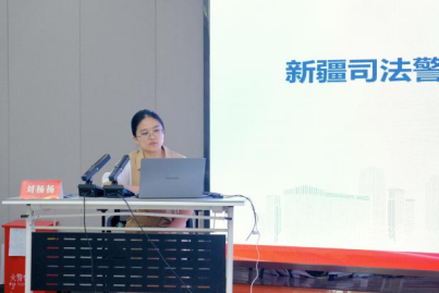参会教师代表进行交流发言。e