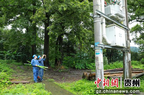 在剑河县太拥镇南东村，工作人员正在检查供电线路是否异常。潘文 摄