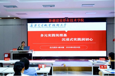 参会教师代表进行交流发言。e