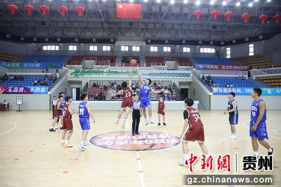 开幕式结束后，青年篮球邀请赛开打。香港、澳门青年代表队以球会友、同台竞技，在赛场比拼中增进友谊、凝聚奋进力量。