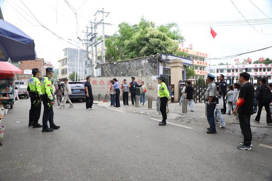 在长春堡镇中心校门口 交警带领新受聘的“小小宣传员”开展实地执法体验 对不文明行为进行劝导。 邱梦如 摄