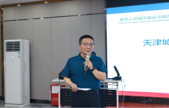 陈新刚书记主持研讨会。