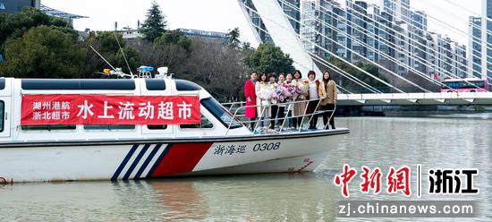湖州港航建立的水上流动超市。张志炜 摄 湖州港航建立的水上流动超市。张志炜 摄