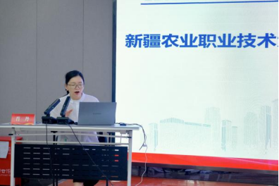 参会教师代表进行交流发言。e
