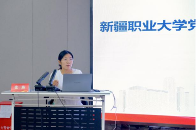 参会教师代表进行交流发言。e