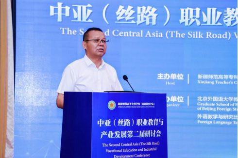 新疆师范高等专科学校（新疆教育学院）党委副书记、校长木开依·加尔肯别克主持开幕仪式。