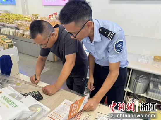 龙泉收费中心所工作人员讲解ETC相关政策。 管莹莹 摄 龙泉收费中心所工作人员讲解ETC相关政策。 管莹莹 摄
