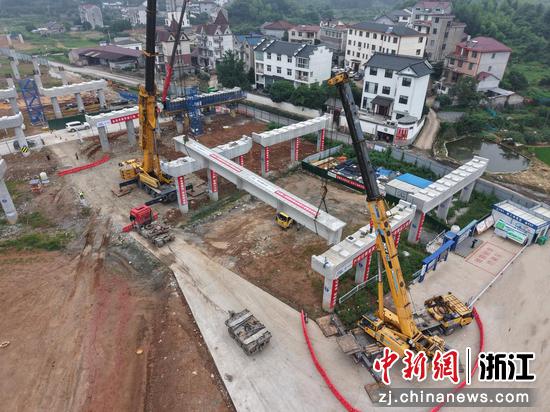 项目全线首片梁板在后溪互通主线2号桥成功架设。浙江交通集团 供图 项目全线首片梁板在后溪互通主线2号桥成功架设。浙江交通集团 供图
