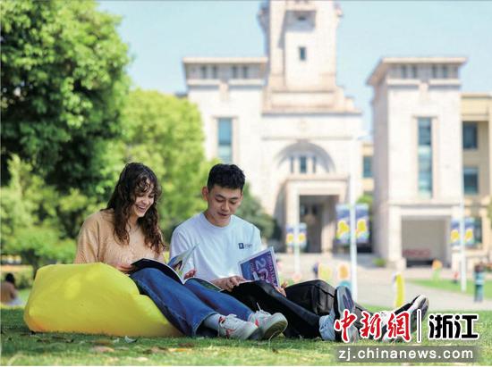 学生在宁波诺丁汉大学校园阅读。(资料图,主办方供图) 学生在宁波诺丁汉大学校园阅读。(资料图,主办方供图)