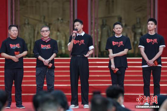 6月28日，电影《四渡》出品人、总制片人于冬，监制刘伟强，演员王雷、印小天、高戈(从左至右)在分享。中新社记者 瞿宏伦 摄