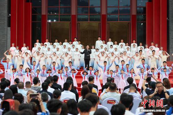 6月28日,歌手王传越在演唱歌曲《国家》。中新网记者 瞿宏伦 摄 6月28日,歌手王传越在演唱歌曲《国家》。中新网记者 瞿宏伦 摄
