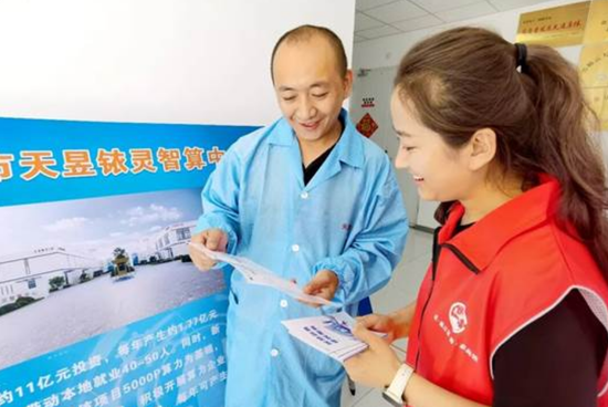 师市政务服务中心工作人员上门为企业宣传“兵政通”使用方法，方便企业员工办理各项政务服务。王晓燕 摄