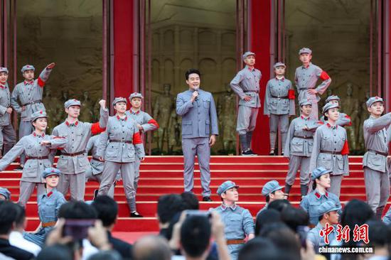 6月28日,歌手张英席在歌舞《红军不怕远征难》中演唱。中新网记者 瞿宏伦 摄 6月28日,歌手张英席在歌舞《红军不怕远征难》中演唱。中新网记者 瞿宏伦 摄