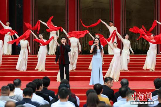 6月28日，歌手马佳(左)、陈小朵在歌舞《赓续》中演唱。中新社记者 瞿宏伦 摄