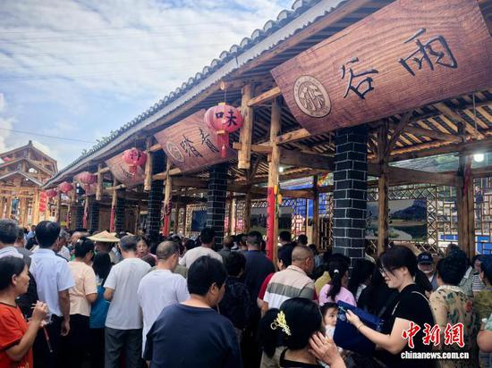 图为贵州省铜仁市石阡县“村味市集”一隅。孙伟 摄