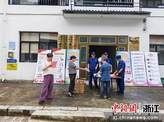 安全知识宣传现场。双峰乡&nbsp;供图