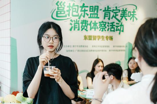 图为留学生在品尝肯悦咖啡。谈婕 摄 图为留学生在品尝肯悦咖啡。谈婕 摄