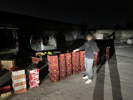 图为案件查获现场。邓旭能 摄 图为案件查获现场。邓旭能 摄