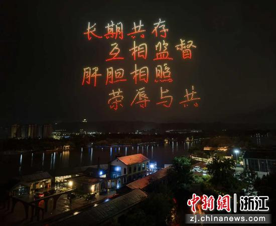 无人机灯光秀表演。应静&nbsp;摄