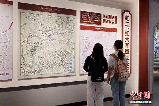 图为7月1日，游客在猴场会议纪念馆参观。中新网记者 刘美伶 摄