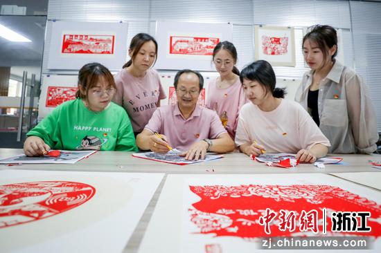 邀请剪纸技艺传承人创作廉洁家风主题作品。吴兴区纪委监委供图 邀请剪纸技艺传承人创作廉洁家风主题作品。吴兴区纪委监委供图