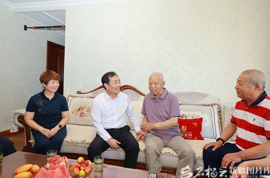 6月30日，自治区党委书记陈小江在乌鲁木齐看望慰问今年97岁有着80年党龄的抗美援朝老战士、老党员冯盛华，并致以节日的祝福和诚挚的问候。天山网-新疆日报记者 崔志坚摄e