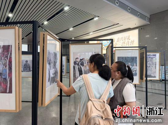 旅客参观展览。金鹏 摄 旅客参观展览。金鹏 摄