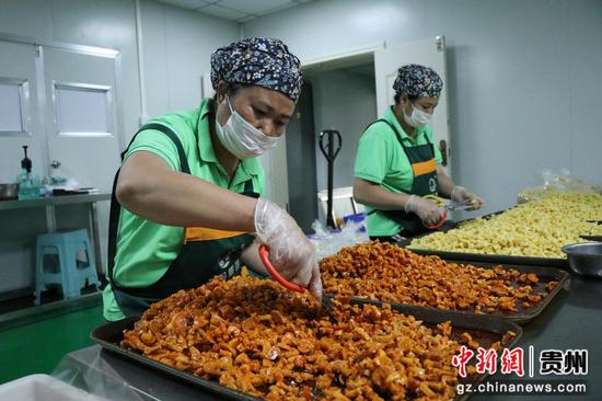 工人正在赶制产品。刘娟 摄