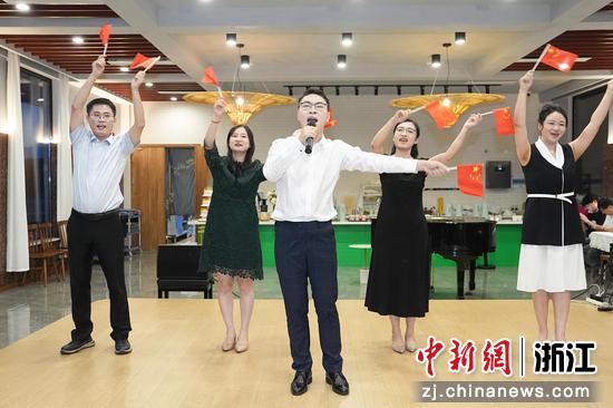 九三学社社员表演诗朗诵与歌曲《九三薪火&nbsp;礼赞中华》。赵炜&nbsp;&nbsp;摄